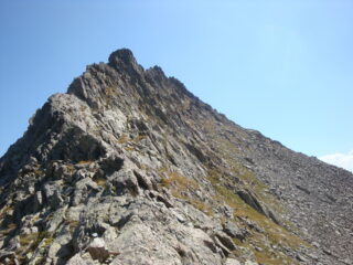 la vetta ( con il pendio da attraversare ed il canale di salita )vista dal passo