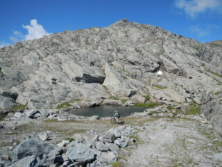 sullo sterrato verso il Lago Bianco