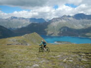 discesa con gran vista sul Lago del Moncenisio