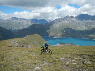 discesa con gran vista sul Lago del Moncenisio