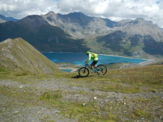 sull'altra sponda del Lago la dorsale alpina tra le Punte Roncia e Lamet