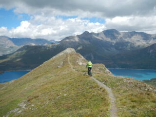sulla dorsale, tolti un paio di brevi tratti, il sentiero è ciclabile