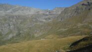 Dalla Finestra di Cignana si vede il lungo traverso e la seconda parte dell'itinerario