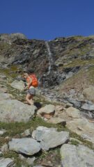 Passaggio sotto la bellissima cascata