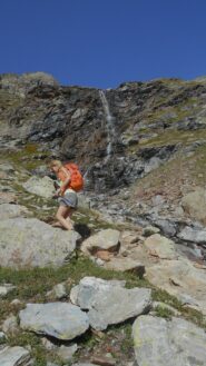 Passaggio sotto la bellissima cascata