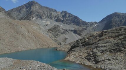 Dal rifugio si vedono il colle di Vofrede e la punta