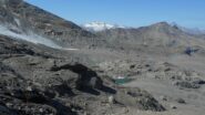 Salendo a fianco del ghiacciaio compaiono una miriade di laghetti, la Grivola e il Granpa