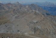 Dalla vetta, il percorso di salita dal pianoro erboso sottostante e la cresta con la Punta Tessonet