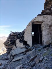 Il piccolo bivacco sotto la cresta