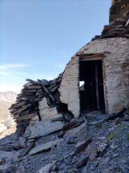 Il piccolo bivacco sotto la cresta