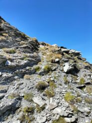 Il breve tratto ripido dopo la cengia che riporta in cresta