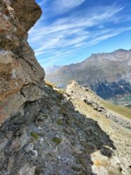 L'esposta cengia in discesa