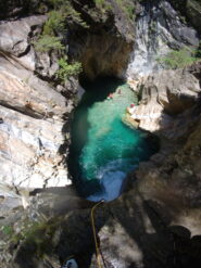 Saltone della betulla in Bodengo 2, la calata classica si vede in riva sx raggiungibile con mancorrente