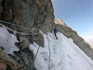 Passaggio con ghiaccio e cavo sotto il Dent Zsigmondy 