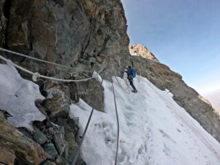 Passaggio con ghiaccio e cavo sotto il Dent Zsigmondy 