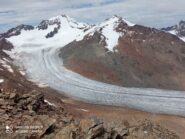 dalla cima: Palla Bianca con la sua lingua di ghiaccio e Punta di Vallelunga