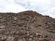 verso la cima su comoda traccia di terriccio