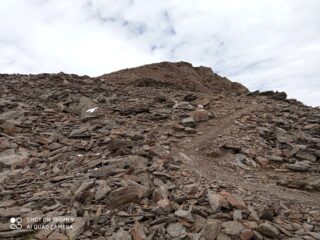 verso la cima su comoda traccia di terriccio