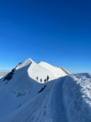 Cordata che sale verso la cima del Castore, al centro della foto
