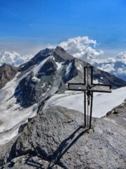 La croce a metà cresta