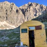 Bivacco Giraudo con sfondo Becca di Monciair