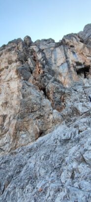 il famoso diedro grigio sulla cengia inclinata...un insieme di fessure di roccia dubbia.