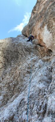 il diedro ascendente sx dopo il semicerchio sulla cengia