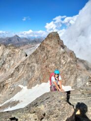 Sulla falsa cima, con sfondo Monveso di Forzo