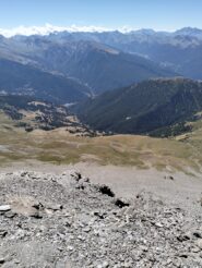 Scendendo verso il canalini sotto la vetta