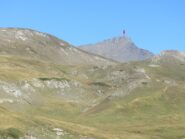 L'ancora lontana meta, già visibile da poco prima del colle di valle stretta.
