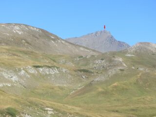 L'ancora lontana meta, già visibile da poco prima del colle di valle stretta.