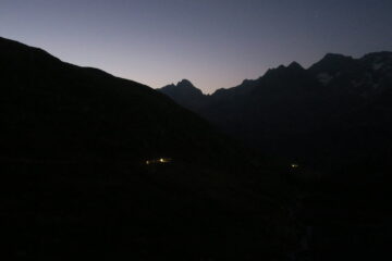 prime luci del giorno salendo verso il Col du Mont