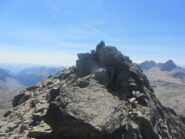L'ometto si vede solo dal passaggio tra le 2 cime di altezza simile.