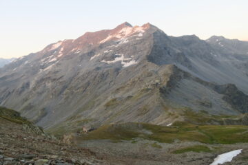 in basso il colle, sullo sfondo l'Ormelune