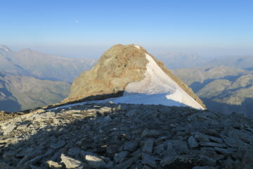in pochi minuti si giunge alla cima principale