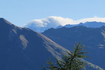 il Grand Combin avvolto dalle nebbie al mattino