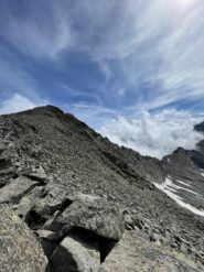 La cresta vista lungo la discesa