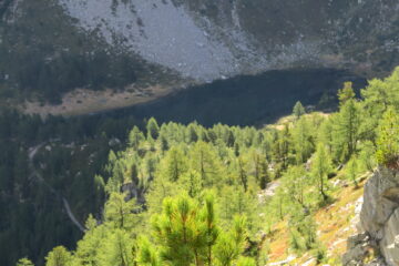 poco prima delle 10,00 il lago d'Arpy ancora in ombra