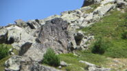 la scritta V21 sul grande masso , versante Epèe