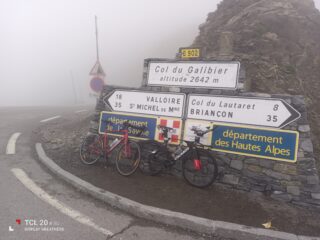 Nebbia e gelo in cima al Galibier.