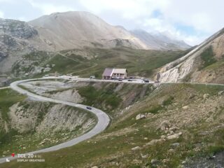 Il Beau Refuge du Galibier visto dal colle (foto scattata nel primo pomeriggio).