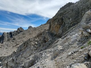 uno dei numerosi punti in cui la catena è totalmente saltata (come un tempo), ma questo tratto è relativamente facile da percorre a parte l'infido ghiaino...