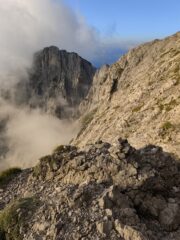 Ometto sulle cengia che scende verso la lingua