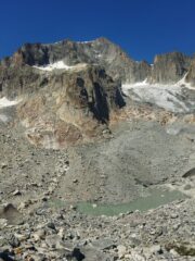 In avvicinamento, si intuisce la forma tozza della torre