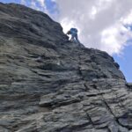 Passaggio su roccia lungo la salita alla cima