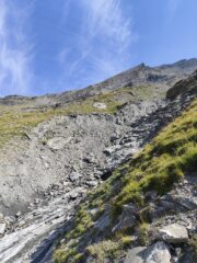 Stato di uno dei canali difficoltosi da attraversare (la prospettiva inganna un po', si riescono a risalire i detriti)