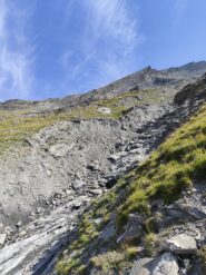 Stato di uno dei canali difficoltosi da attraversare (la prospettiva inganna un po', si riescono a risalire i detriti)