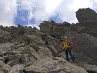 Arrampicata tra blocchi rocciosi verso la cresta....