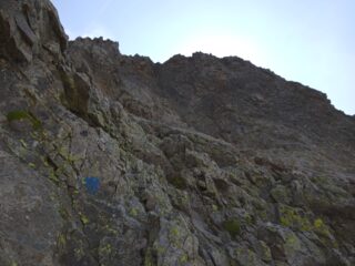 Il tratto delle placche da percorrere con attenzione ma non difficili che portano sulla cresta NO