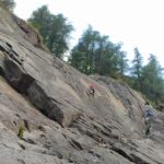 L'arrampicatore in rosso è sulla via 